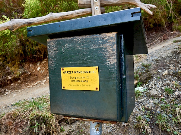 Stempelstelle der Harzer Wandernadel auf dem Liebesbankweg