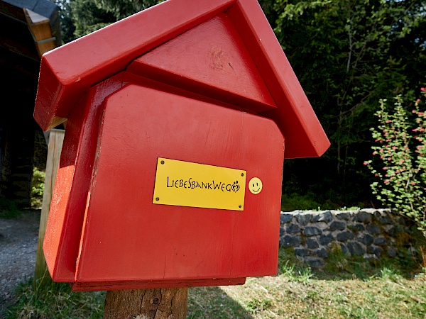 Ein Stempelkasten des Liebesbankwegs