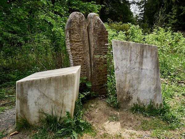 Installation auf dem Liebesbankweg - Marmor, Stein und Eisen