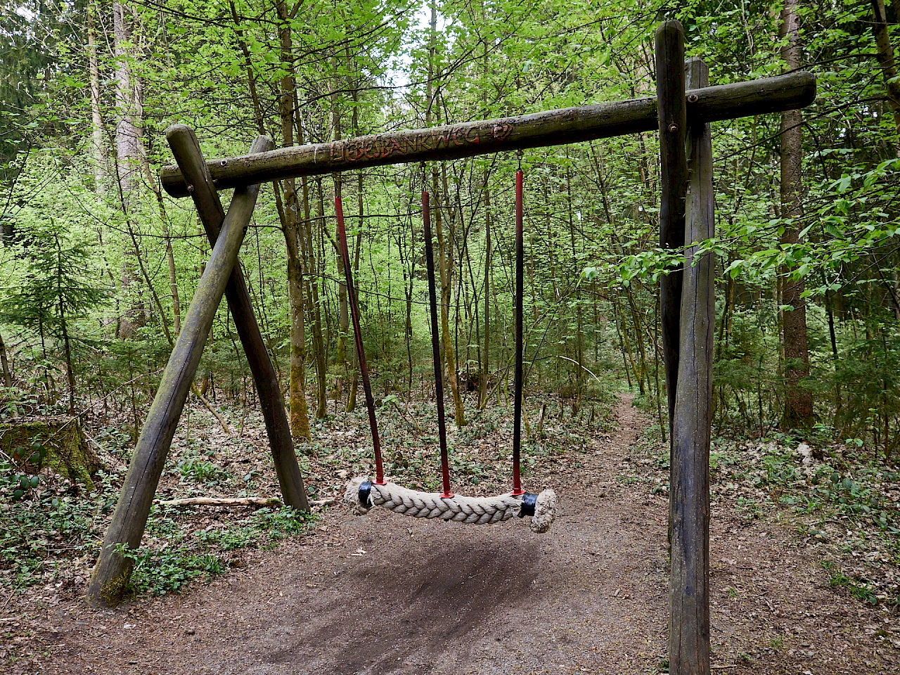 Die Partnerschaukel auf dem Liebesbankweg