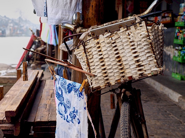 Ein Fahrrad am Kanal in Xitang (China)