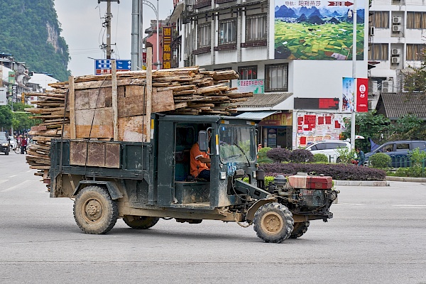 Voll beladen in den Straßen von Yangshuo