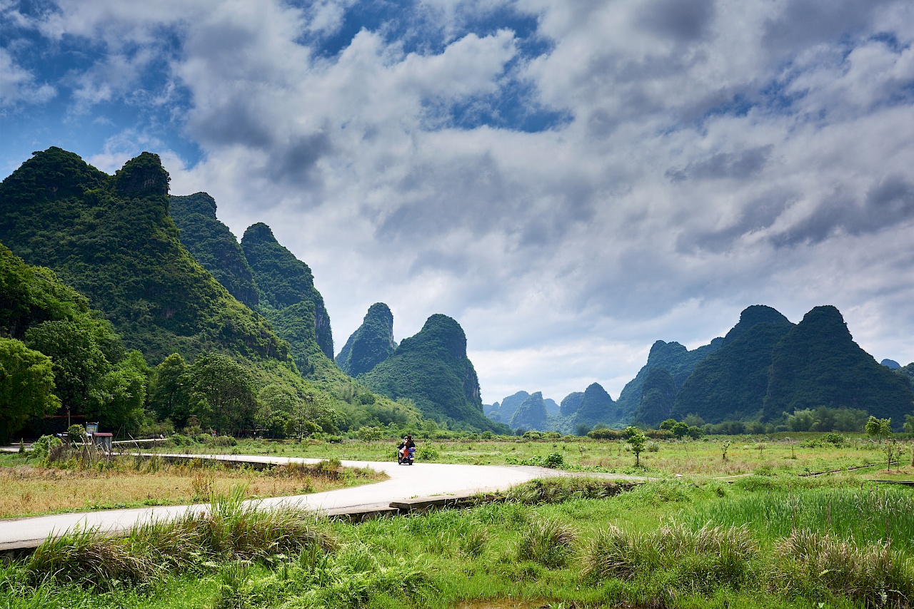 Aufklarende Wolken in Yangshuo (China)