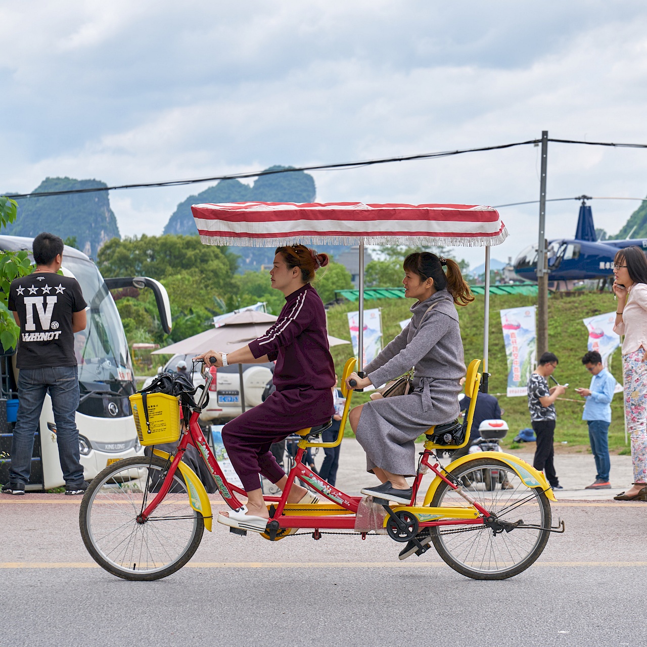 Fahrrad mit Sonnenschutz in Yangshuo