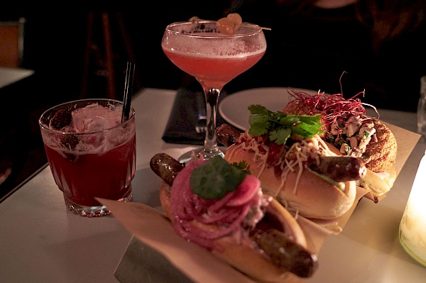 Hotdogs und Cocktails im Foderbrættet Kbh in Kopenhagen