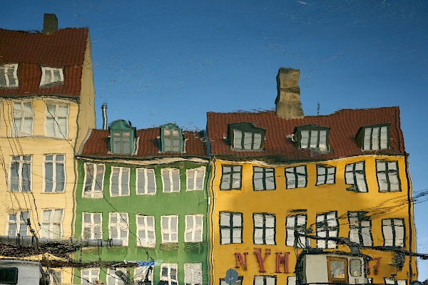 Spiegelungen der Häuser im Kanal des Nyhavn in Kopenhagen