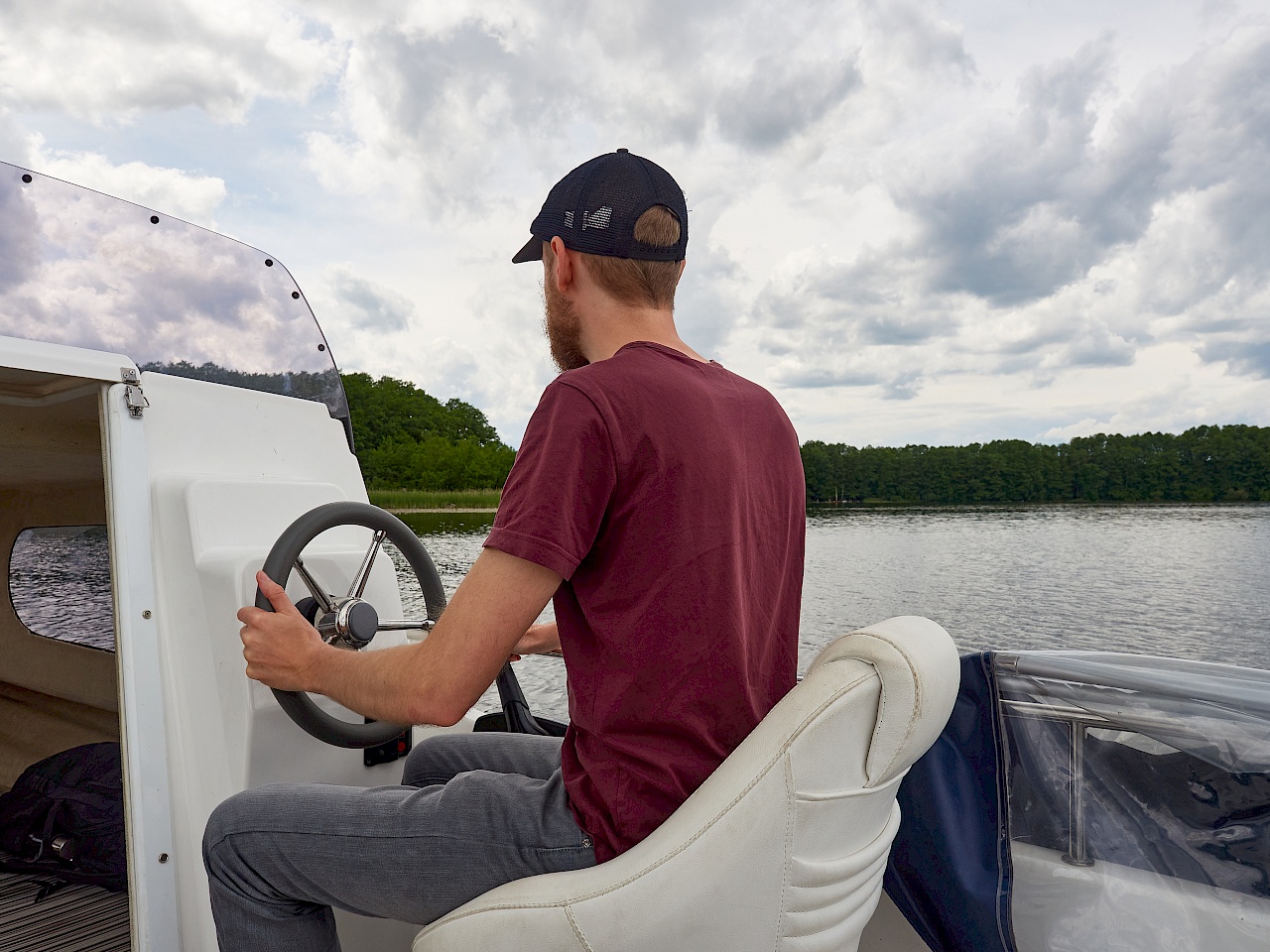 Ganz allein Motorboot fahren