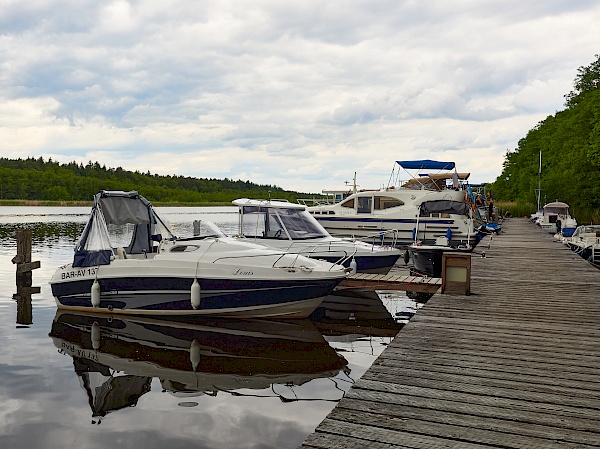 An der Marina Granzow ein Motorboot ausleihen