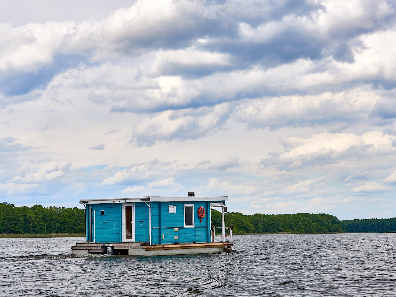 Mit dem Hausboot auf der Mecklenburgischen Seenplatte unterwegs