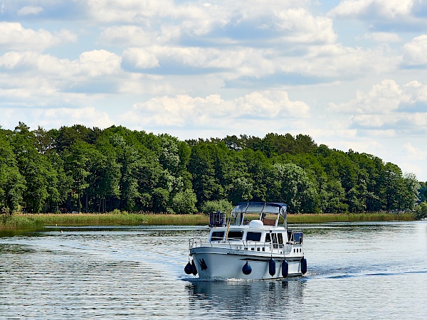 Mit dem Motorboot auf der Seenplatte unterwegs