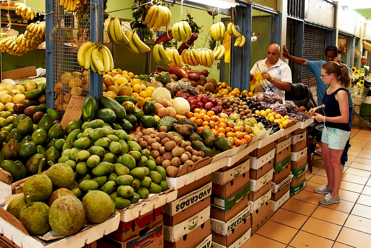 Eine riesige Auswahl an frischen Früchten auf dem Rio Piedras Markt in San Juan
