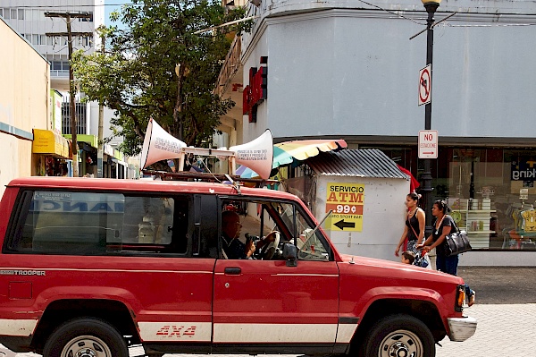 Lautstarke Werbung außerhalb des Rio Piedras Marktes in San Juan