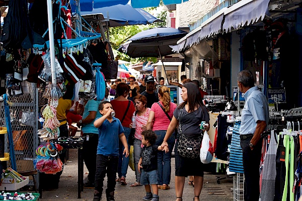 Das Treiben vor der Markthalle in San Juan