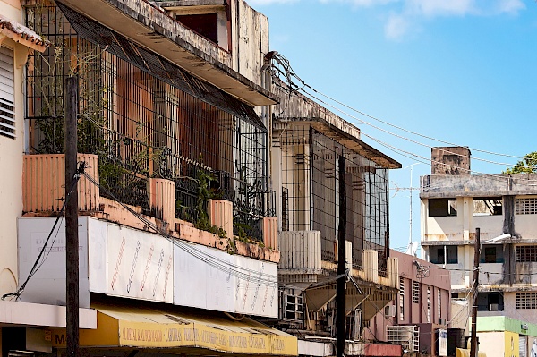 Häuser außerhalb des Rio Piedras Markts in San Juan