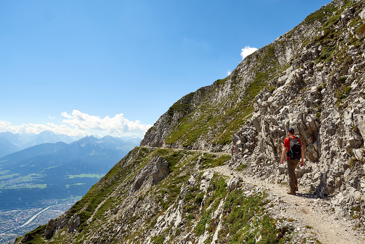 Wandern auf dem Goetheweg mit Blick auf Innsbruck