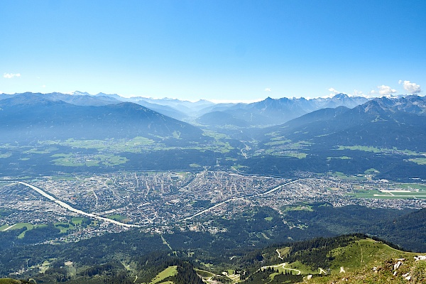 Blick auf Innsbruck von der Station der Hafelekarbahn