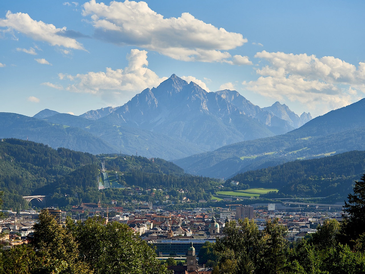 Blick auf die Bergiselschanze und die Berge vom Alpenzoo
