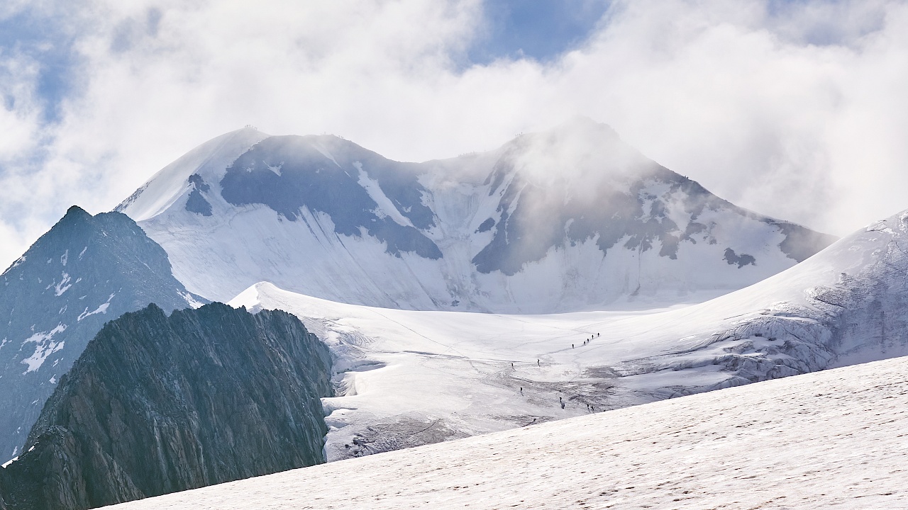 Blick auf die Wildspitze und andere Seilschaften