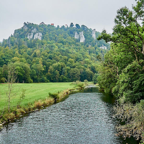 Die Donau und die umliegenden Karstfelsen auf dem Eichfelsen-Panorama-Weg