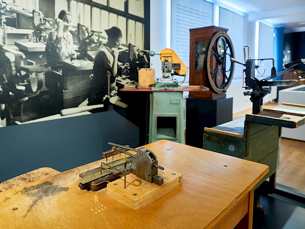 Das Herstellen einer Mundharmonika im Harmonikamuseum in Trossingen