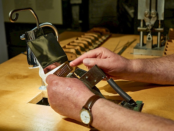 Das Herstellen einer Mundharmonika im Harmonikamuseum in Trossingen