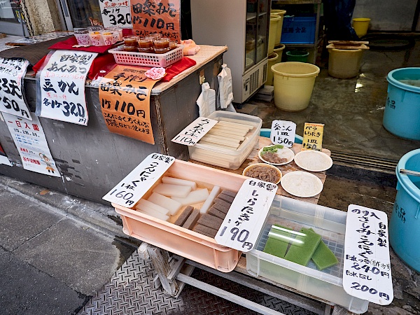 Kleine Läden mit lokalen Produkten in der Yanaka Ginza