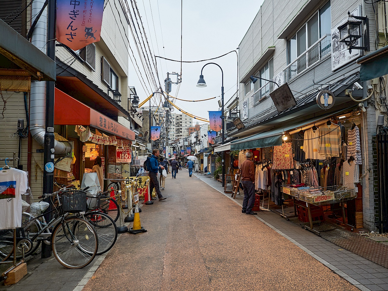 Unterwegs in der Einkaufsstraße Yanaka Ginza