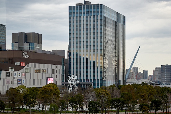 Mit der Hochbahn an der Gundam-Statue in Odaiba vorbei (Tokyo / Japan)