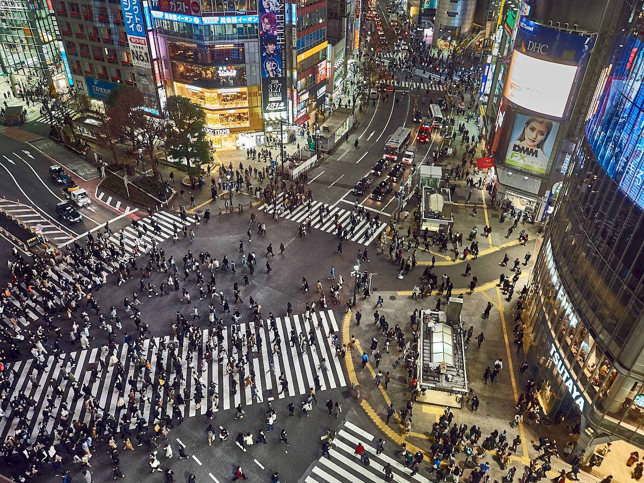 Aussicht auf die Shibuya-Kreuzung in Tokyo vom Magnet-Kaufhaus
