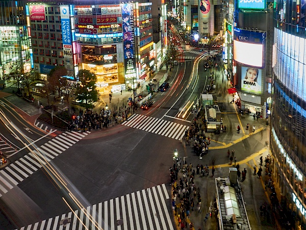 Aussicht auf die Shibuya-Kreuzung in Tokyo vom Magnet-Kaufhaus