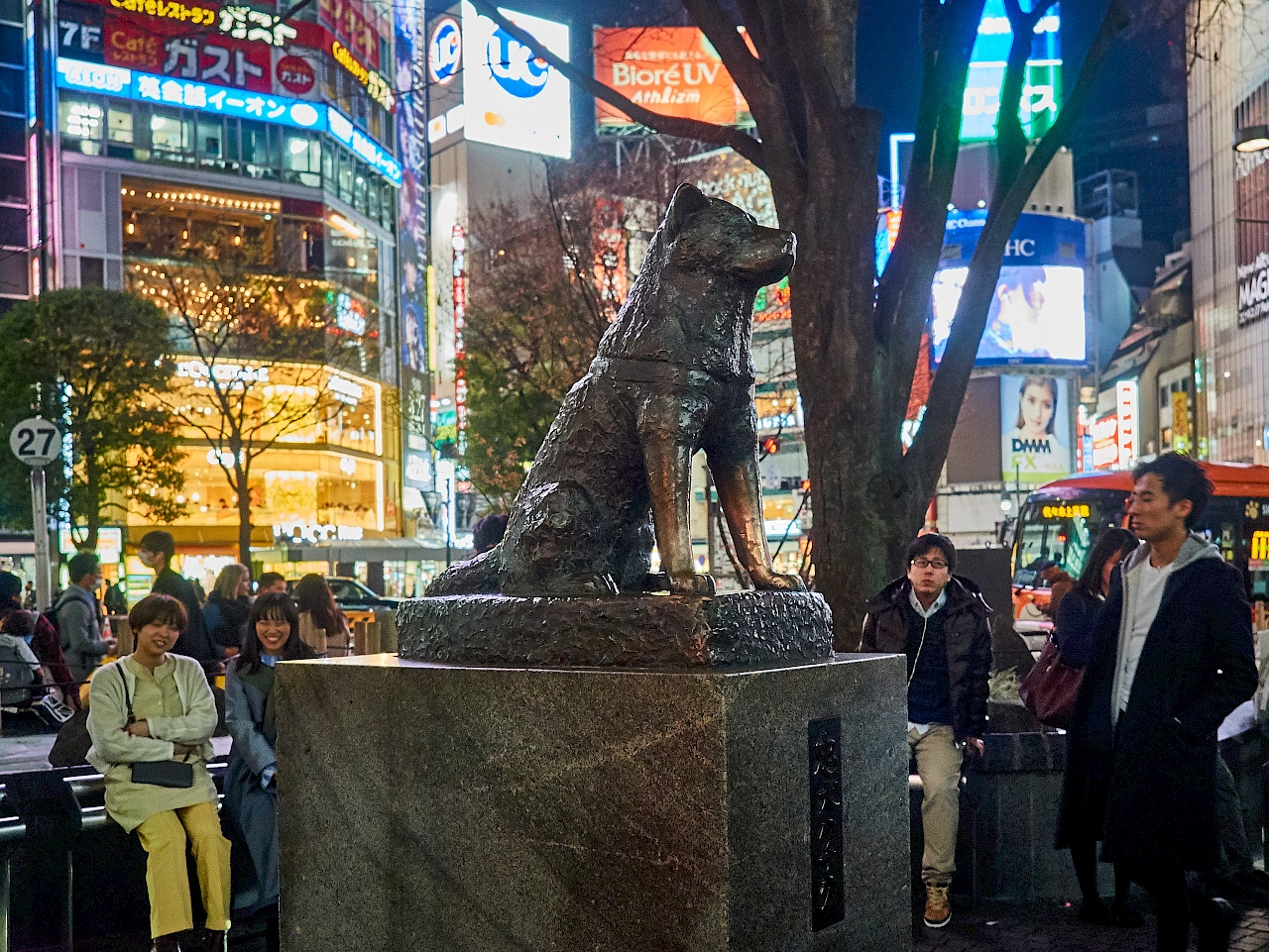 Die Hachiko-Statue an der Shibuya-Kreuzung in Tokyo
