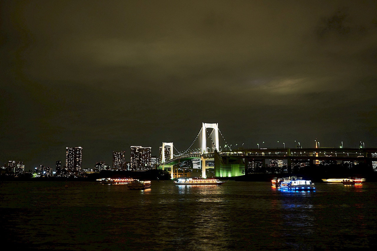 Blick auf die Rainbow Bridge in Tokyo (Japan)