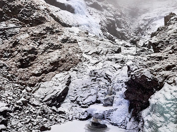 Ein zugefrorener Wasserfall auf der Fahrt nach Flåm