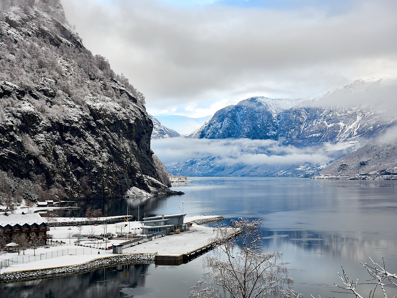 Der Aurlandsfjord in Flåm (Norwegen)