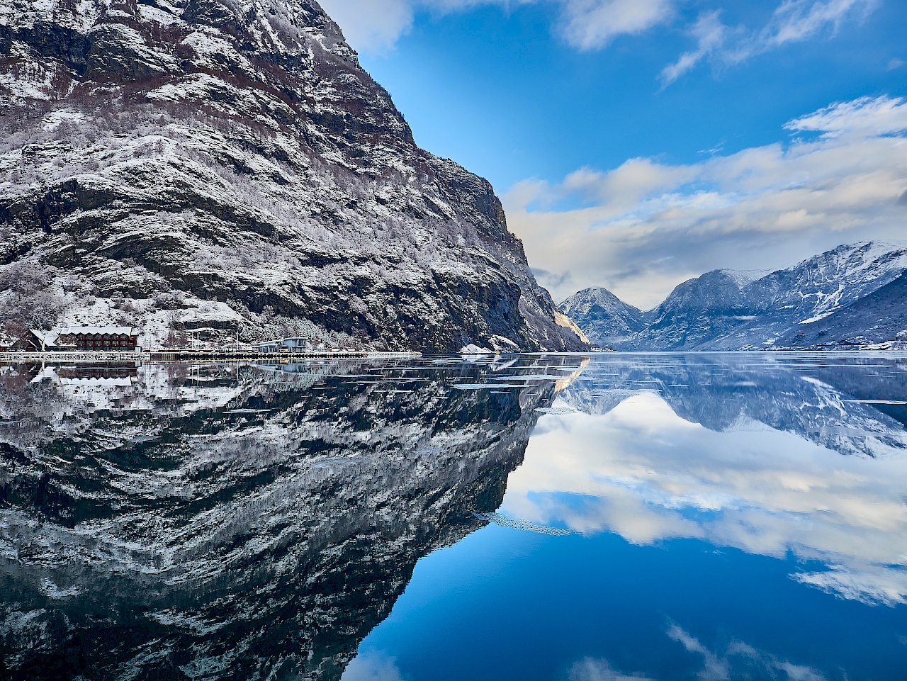 Der Aurlandsfjord in Flåm (Norwegen)