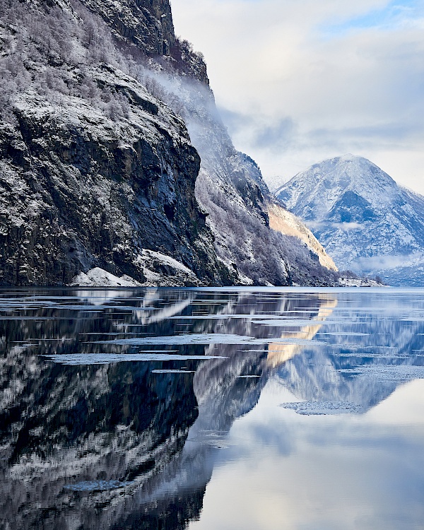 Der Aurlandsfjord in Flåm (Norwegen)