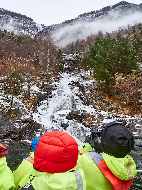 Vorbei an einem Wasserfall - RIB-Boot-Tour auf dem Aurlandsfjord (Norwegen)