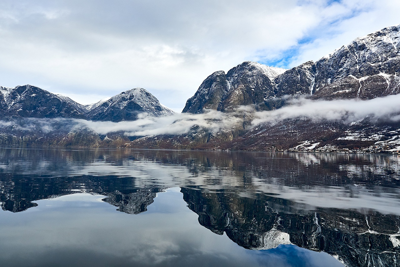 Der Aurlandsfjord in Flåm im Winter in Norwegen