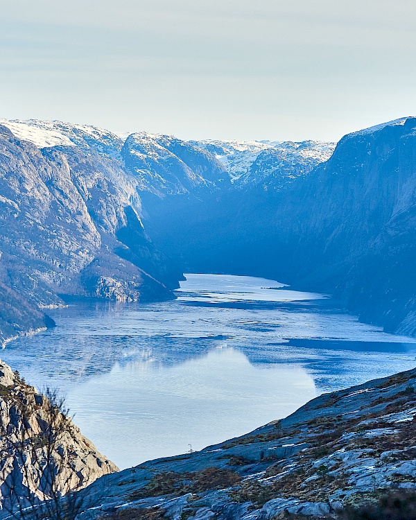Blick auf den Lysefjord während der Wanderung auf den Preikestolen
