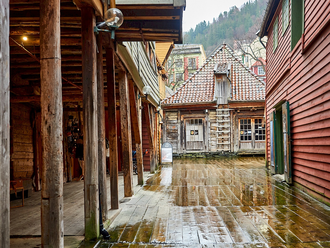 In den Passagen von Bryggen in Bergen unterwegs