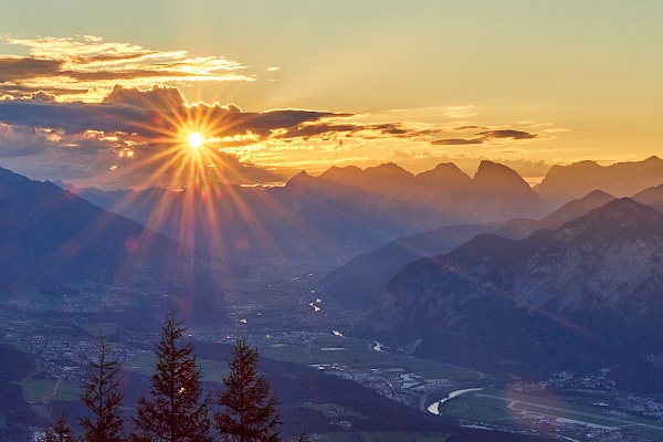 Wandern bei Sonnenuntergang auf dem Patscherkofel in Innsbruck