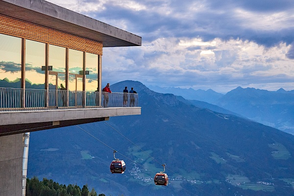 Wandern bei Sonnenuntergang auf dem Patscherkofel in Innsbruck