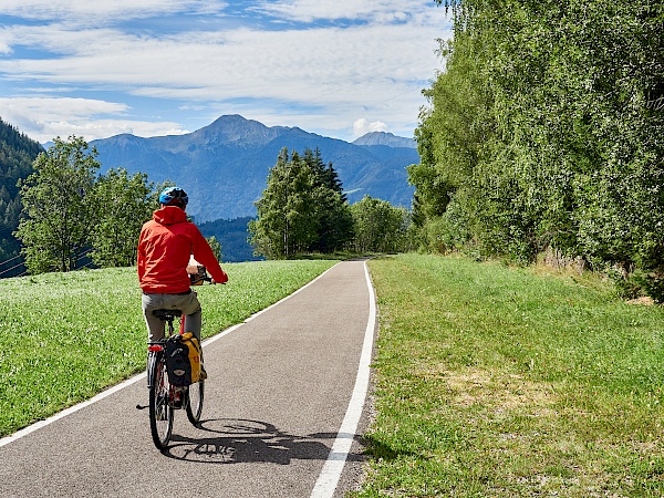 Vom Brennerpass führt der Radweg längere Zeit bergab