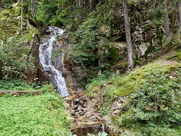 Ein kleiner Wasserfall am Radweg