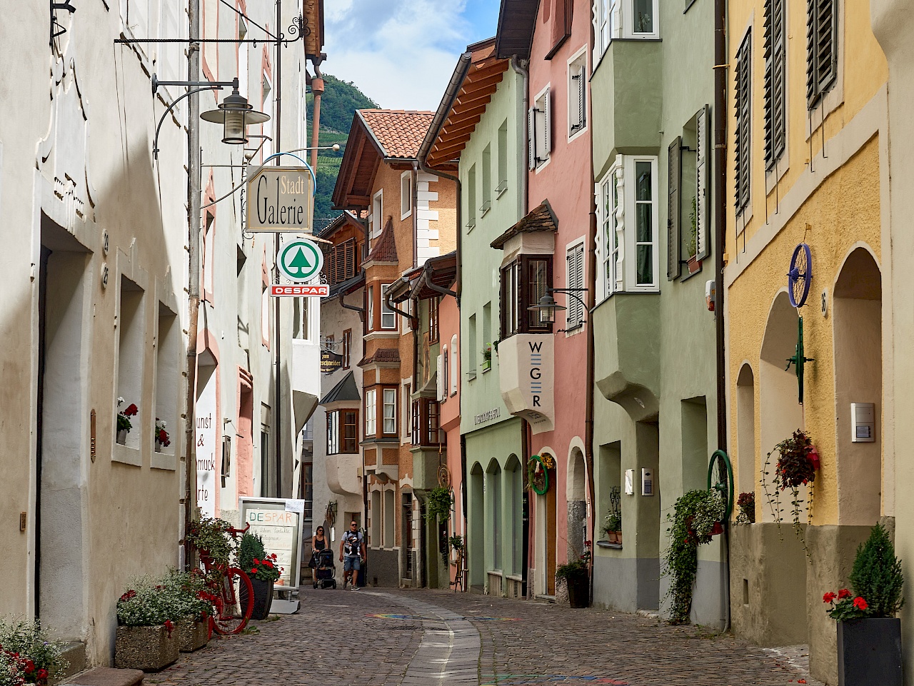 Die bunten Häuser auf der Straße durch Klausen