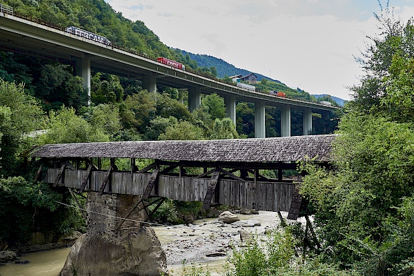 Fahrt vorbei an alten Holzbrücken