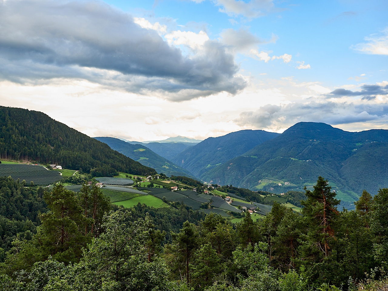 Ausblicke bei der Wanderung zu den Erdpyramiden in Oberbozen