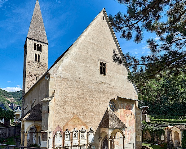 Das Fresko an der Außenfassade der St. Peterskirche in Auer