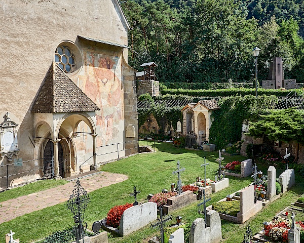 Das Fresko an der Außenfassade der St. Peterskirche in Auer