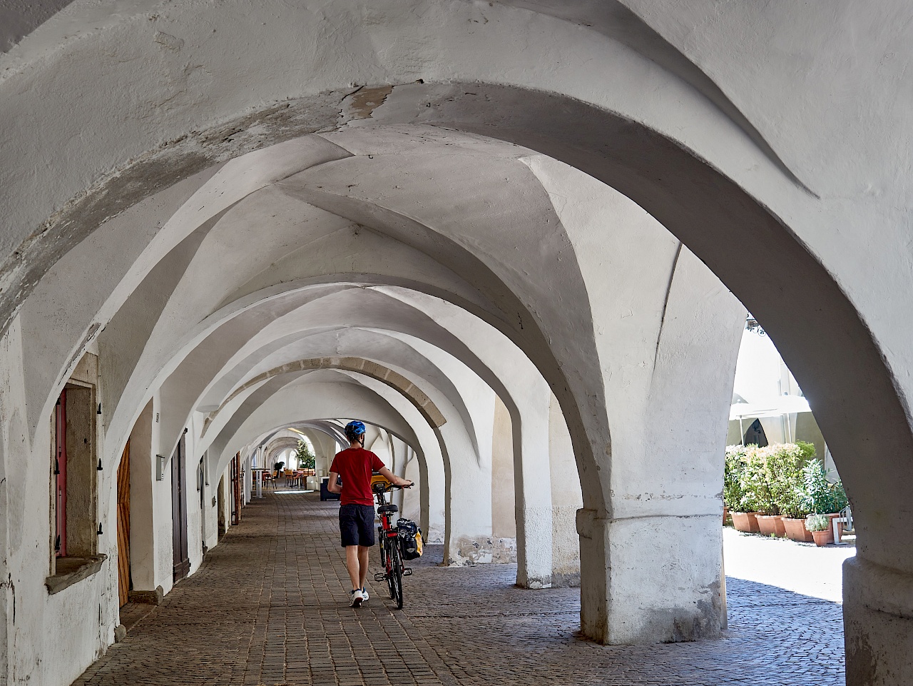 Unter den Laubengängen in Neumarkt entlang schlendern